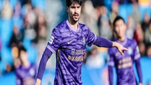 “利物浦爆冷0-2不敌同城对手埃弗顿，努涅斯错失进球良机”